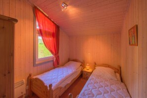 2 Schlafzimmer, Reisekinderbett
