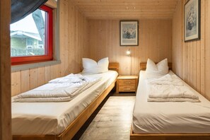 2 Schlafzimmer, Reisekinderbett
