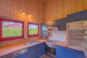 Fridge, microwave, oven, stovetop - Ferienhaus mit Sauna im Ferienpark Mirow (Granzow)