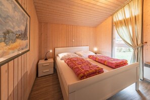 2 chambres, lit de bébé portatif