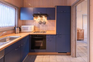 Fridge, microwave, oven, stovetop - Ferienhaus mit Sauna im Ferienpark Mirow (Granzow)