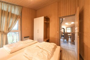 2 bedrooms, travel crib