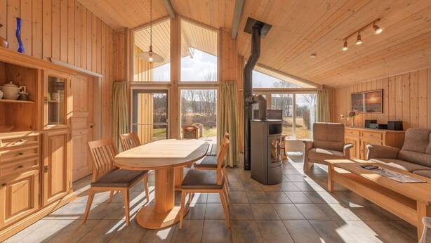 L’intérieur d’une cabane en bois comprend un coin repas, une cuisine et un espace de vie.