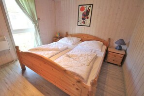 2 Schlafzimmer, Reisekinderbett
