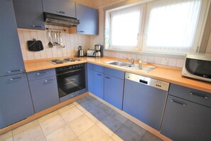 Een koelkast, een microgolfoven, een oven, een kookplaat