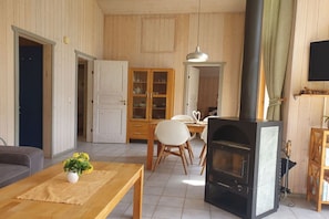 Smart TV, fireplace