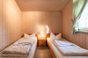 2 Schlafzimmer, Reisekinderbett
