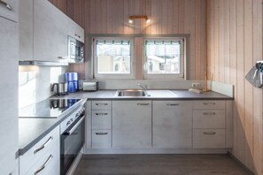 Kjøleskap, mikrobølgeovn, ovn og kokeplater