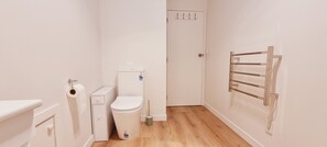 ヘアドライヤー、タオル、石鹸、トイレットペーパー