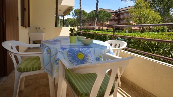 Outdoor dining - Modern, bright and stylish studio apartment (Lignano Sabbiadoro)