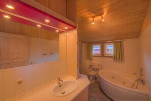 Shower, jetted bath - Ferienhaus mit Sauna im Ferienpark Mirow (Granzow)