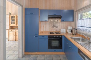 Fridge, microwave, oven, stovetop - Ferienhaus mit Sauna im Ferienpark Mirow (Granzow)