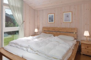 2 makuuhuonetta, vauvan matkasänky