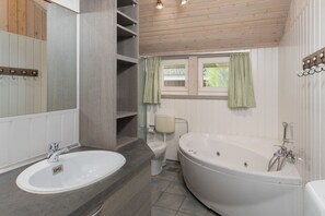 Shower, jetted bath - Ferienhaus mit Sauna im Ferienpark Mirow (Granzow)