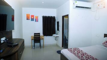 Escritorio, espacio para trabajar con laptop y wifi gratis