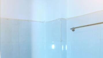 Habitación básica doble | Baño | Jabón, champú y papel higiénico