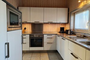 Fridge, microwave, oven, stovetop - skandinavisches Ferienhaus in Rechlin (Rechlin)