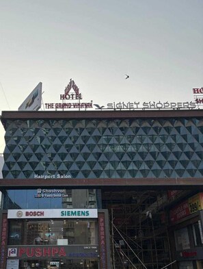 Front of property - The Grand Vinayak Hotel (Surat)
