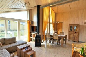 Smart TV y chimenea 