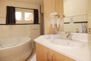 Shower, jetted tub - skandinavisches Ferienhaus in Rechlin (Rechlin)