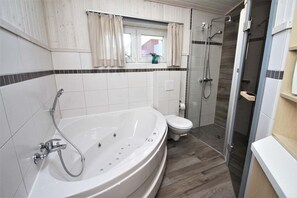 Shower, jetted tub - Ferienhaus im Ferienpark Mueritz (Rechlin)