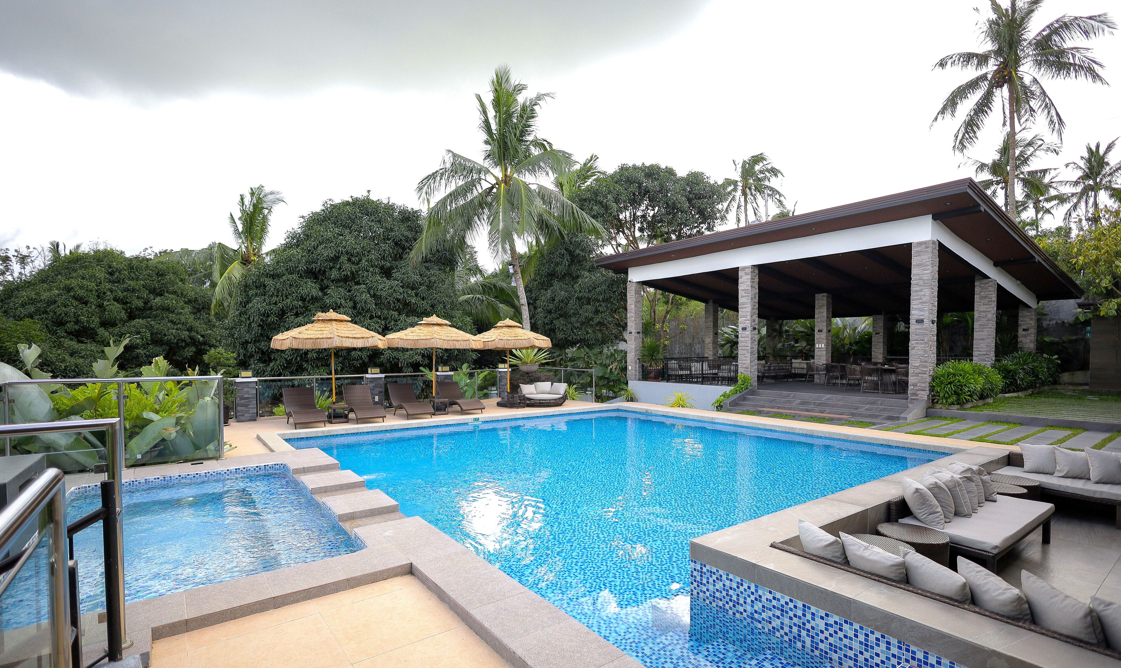 Una piscina al aire libre