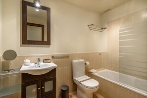 Sèche-cheveux, bidet, serviettes fournies