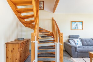 Televisión, reproductor de DVD, libros y estéreo 