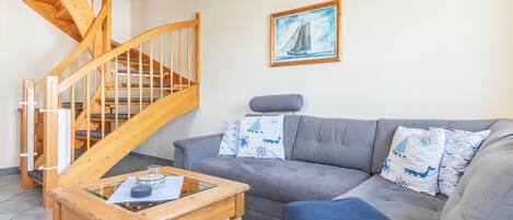 TV, DVD player, books, stereo