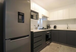 Kühlschrank, Mikrowelle, Ofen, Herdplatte