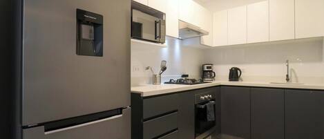 Køleskab, mikrobølgeovn, ovn, kogeplade