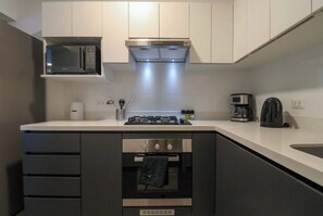 雪櫃、微波爐、焗爐、爐具