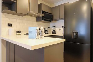 Fridge, microwave, stovetop, dishwasher