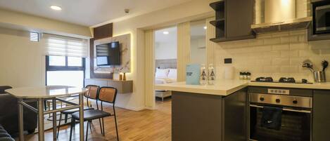 Jääkaappi, mikroaaltouuni, liesi, astianpesukone