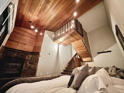 Small Cabin, Big Comfort. Ski-in/Ski-Out, Hike, Bike & Chill. Hot Tub & Sauna.