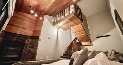 Small Cabin, Big Comfort. Ski-in/Ski-Out, Hike, Bike & Chill. Hot Tub & Sauna.