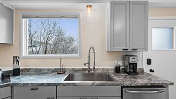 Coffee/tea maker, fridge, microwave, oven