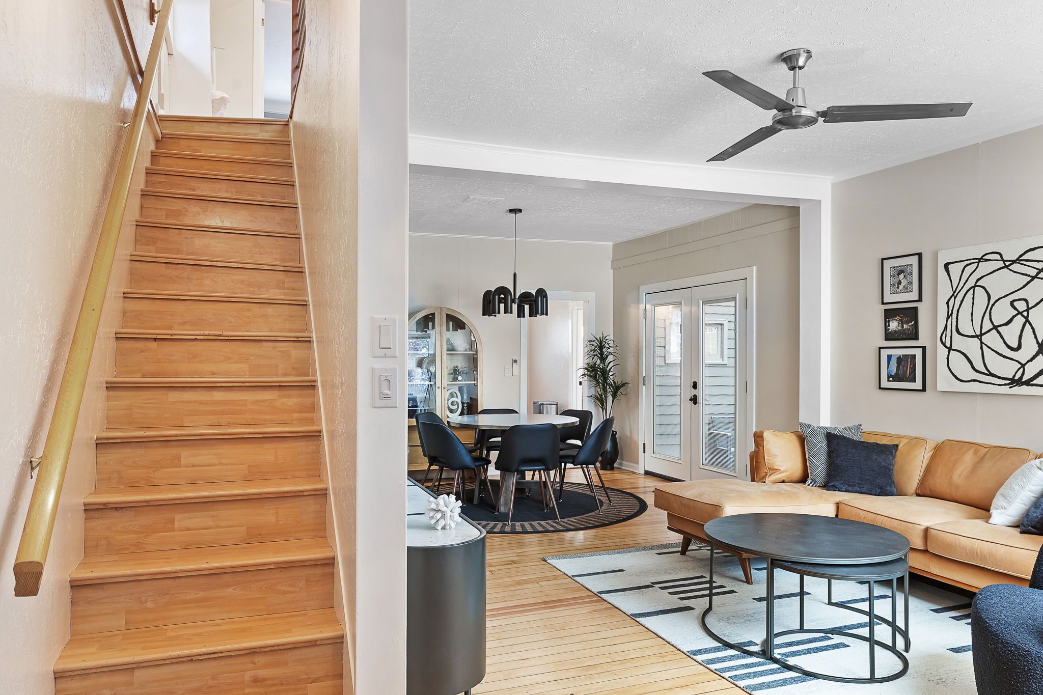 Una Smart TV, una oficina, una pantalla de ordenador