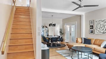 Una Smart TV, una oficina, una pantalla de ordenador