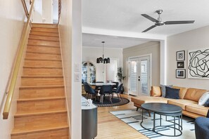 TV connectée, espaces bureaux, écrans d'ordinateur