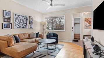 Una Smart TV, una oficina, una pantalla de ordenador