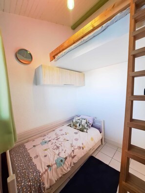 2 habitaciones, tabla de planchar con plancha y cuna de viaje
