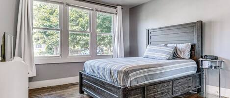 2 bedrooms, desk, iron/ironing board, WiFi