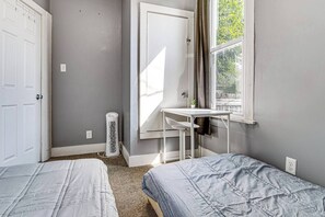 2 bedrooms, desk, iron/ironing board, WiFi
