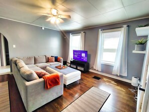 TV - Charming 2-Bedroom Home with Private Gym (Indianapolis)