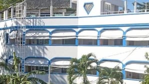 Un gran crucero de múltiples cubiertas con decoración blanca y azul, que presenta un logotipo destacado en la cubierta superior.