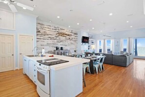 Een koelkast, een microgolfoven, een oven, een kookplaat