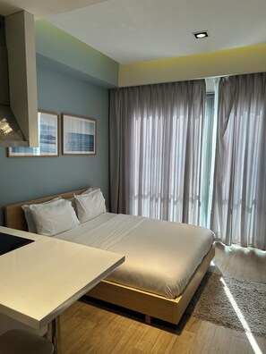 Monolocale Deluxe, vista piscina | Ferro/asse da stiro, Wi-Fi gratuito