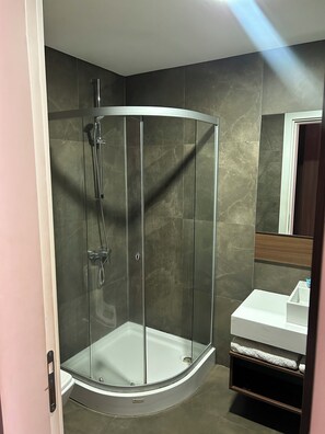 Deluxe Studio, Pool View | Bathroom | Towels, soap, toilet paper - Urban Homes at Pearl (Accra)