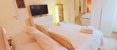 1 soverom, strykejern/-brett, wi-fi (inkludert) og sengetøy